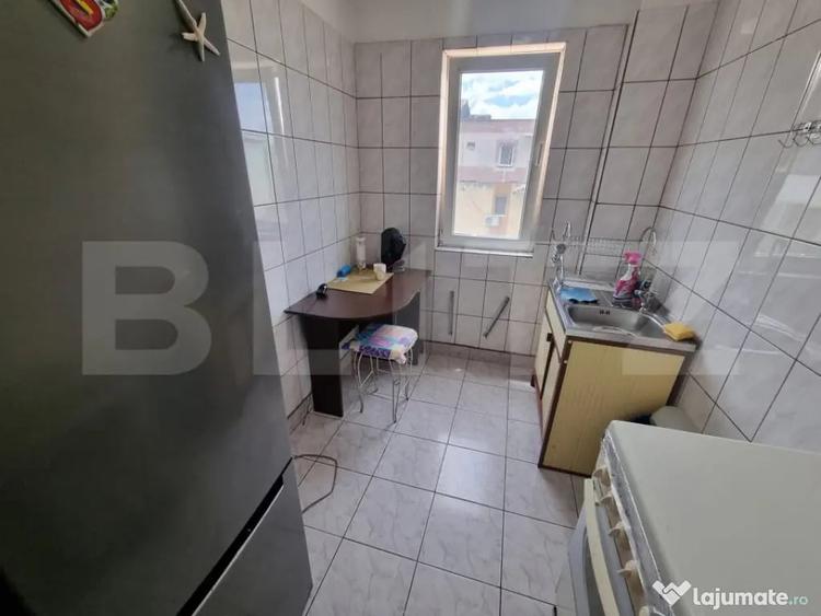 Apartament cu 2 camere semidecomandat în Craiovița Nouă