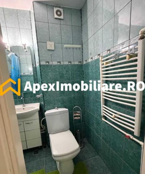 Apartament cu 3 camere semidecomandat în Berceni
