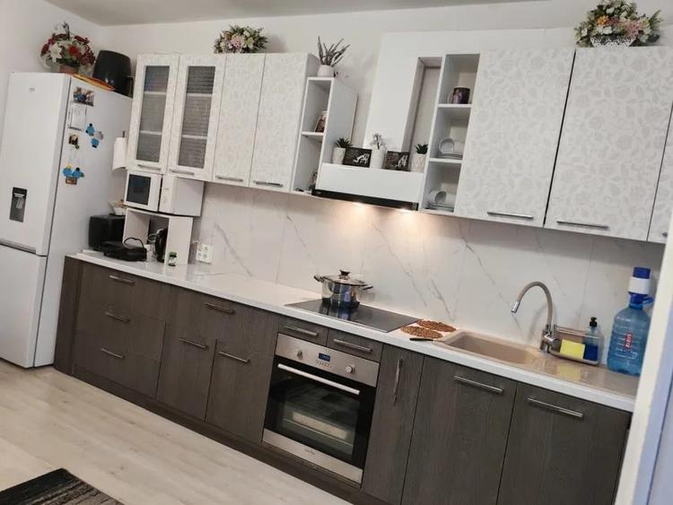 Apartament cu 3 camere semidecomandat, mobilat în Florești