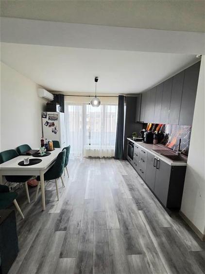 Apartament cu 3 camere decomandat, mobilat în Palazu Mare