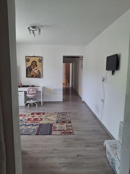 Apartament cu 3 camere semidecomandat în Berceni