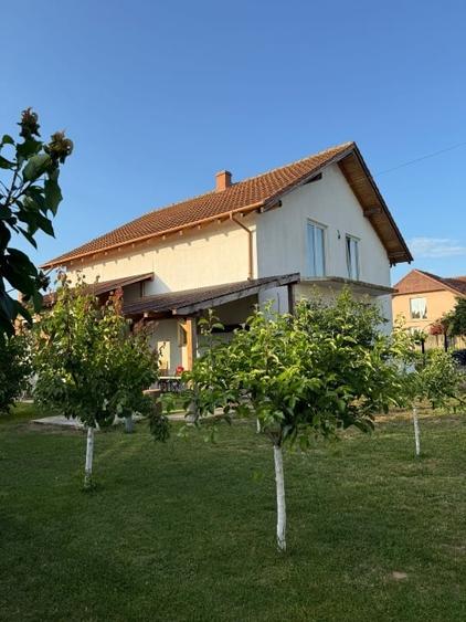 Casă individuală cu 3 camere cu Canalizare în Central