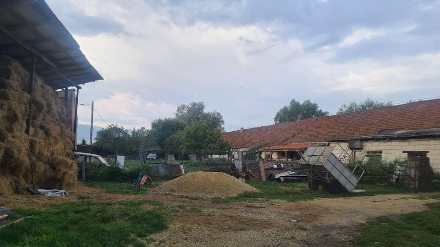 Casă cu 4 camere cu Teren 3000 Mp în Cârnești