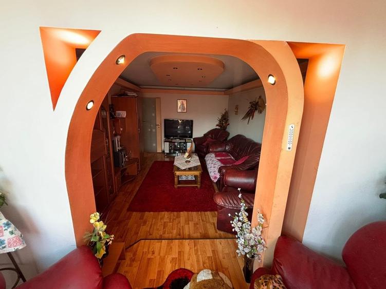 Apartament cu 3 camere decomandat în Drumul Carului