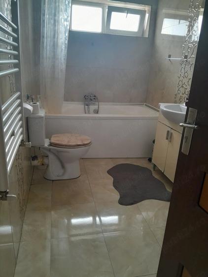 Apartament cu 3 camere semidecomandat în Florești