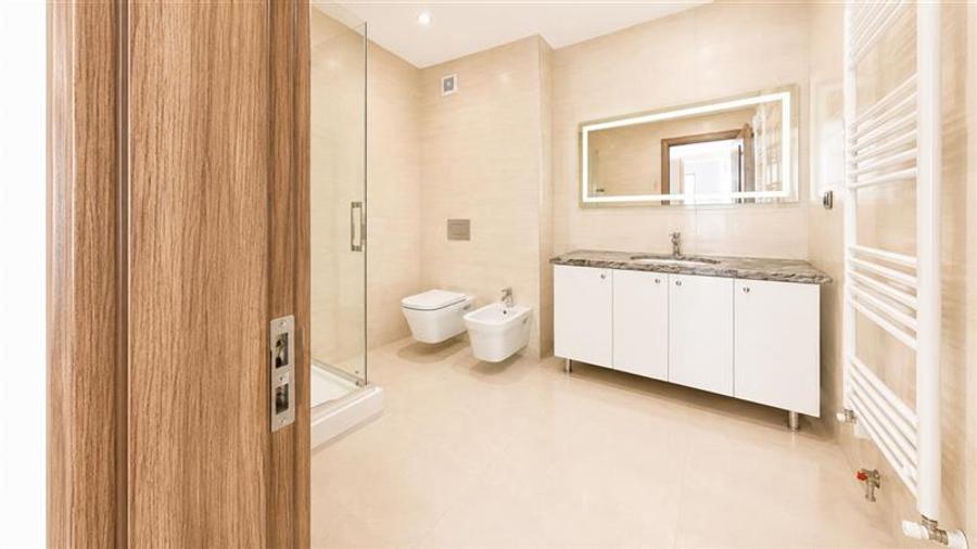 Apartament cu 3 camere decomandat în Tractorul