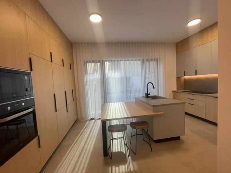 Casă cu 5 camere cu Teren 18 Mp în Central