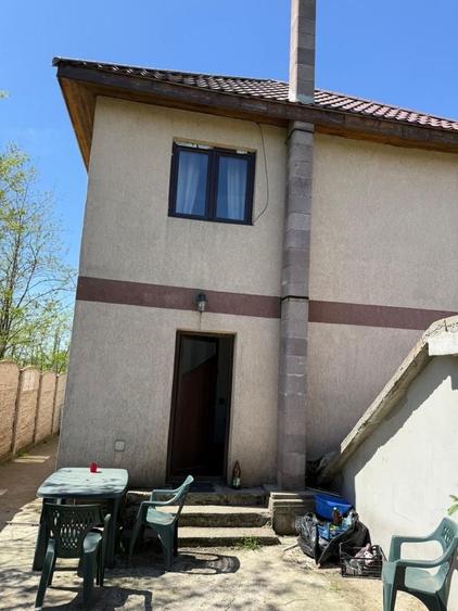 Casă cu 4 camere decomandat în Preajba