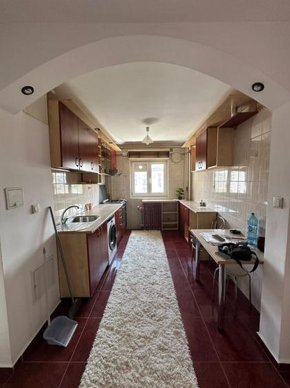 Apartament cu 3 camere semidecomandat, mobilat în Dristor