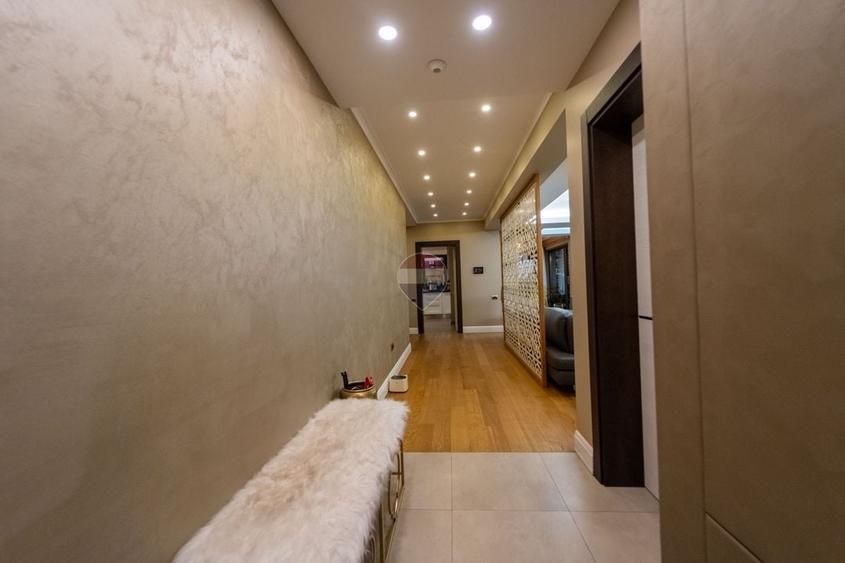 Casă individuală cu 6 camere cu Piscina în Central