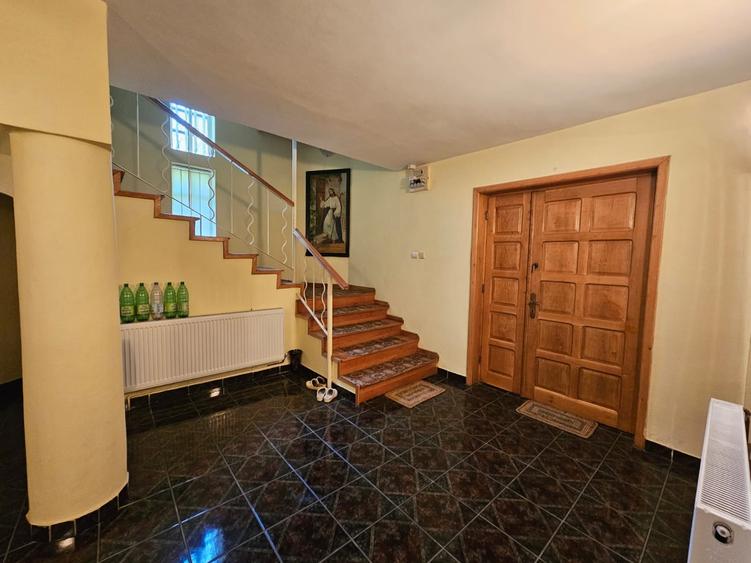 Casă cu 6 camere cu Garaj în Decebal
