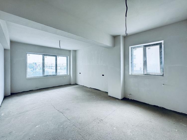 Apartament cu 3 camere decomandat în Tractorul
