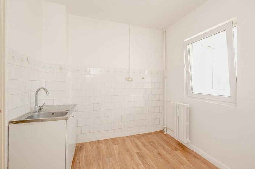 Apartament cu 3 camere semidecomandat, mobilat în Tomis III