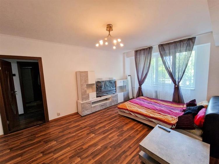 Apartament cu 3 camere semidecomandat în Cantemir