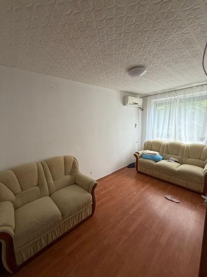 Apartament cu 3 camere semidecomandat în Berceni