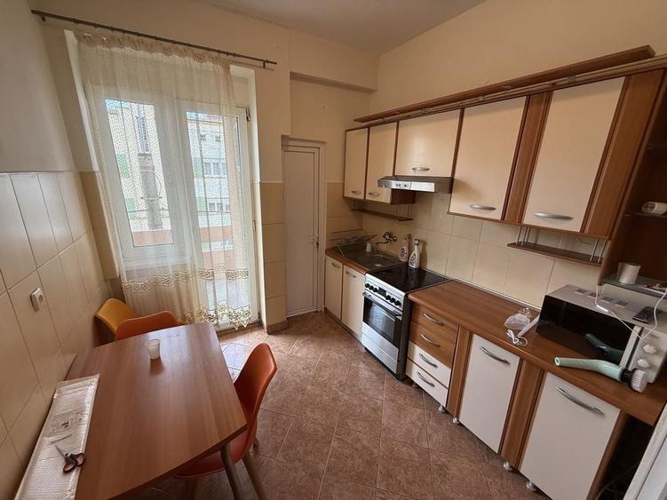 Apartament cu 3 camere decomandat în Central