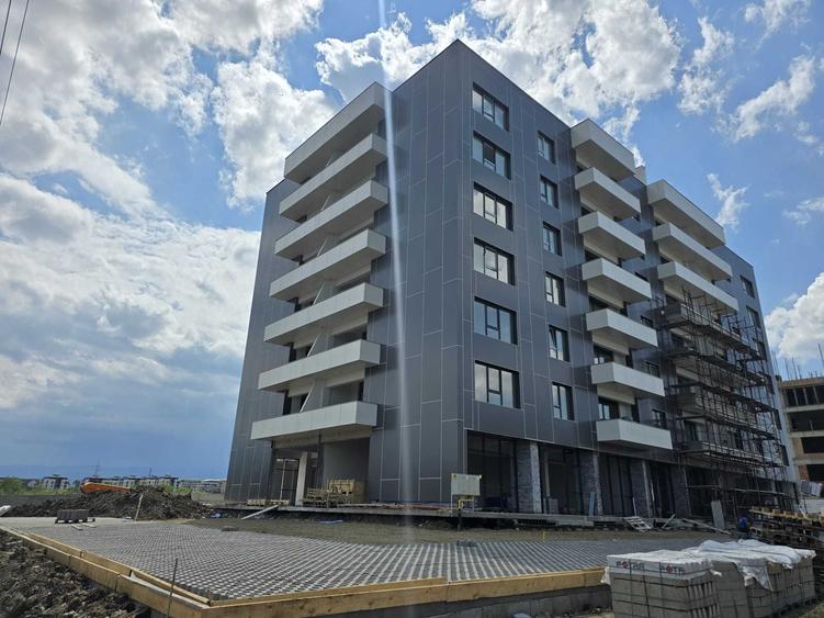 Apartament cu 3 camere semidecomandat în Exterior Vest