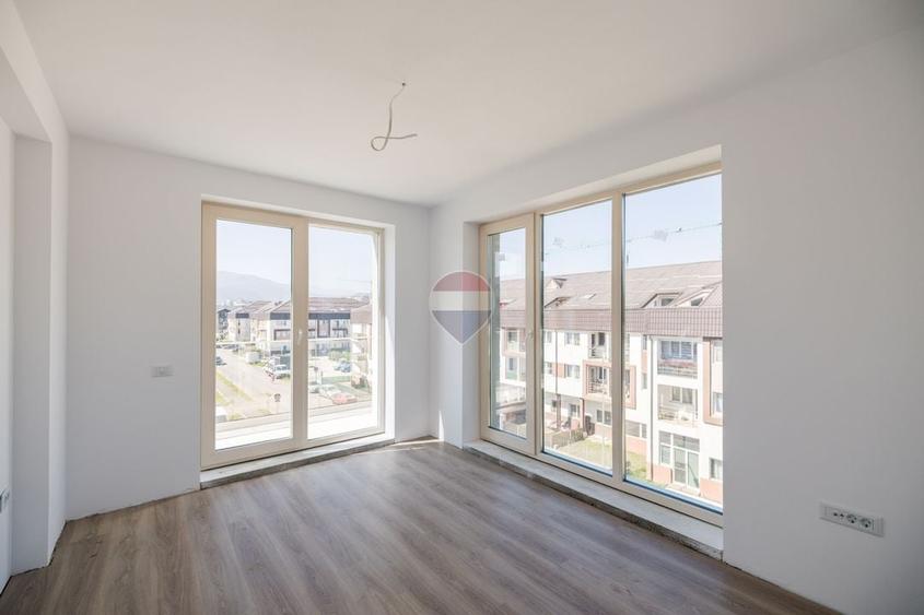 Apartament cu 3 camere decomandat în Tractorul