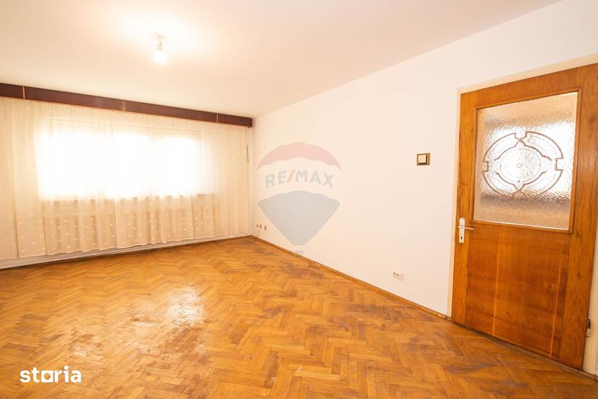 Casă cu 7 camere cu Teren 200 Mp în Central