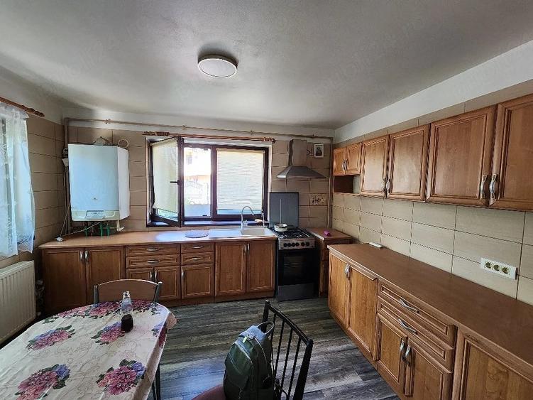 Casă cu 5 camere cu Teren 320 Mp în Apărătorii Patriei