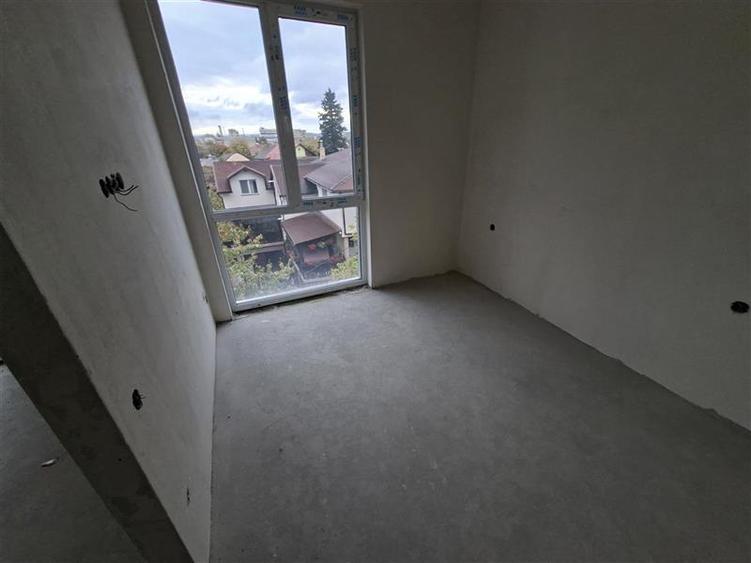 Apartament cu 3 camere semidecomandat în Mărăști