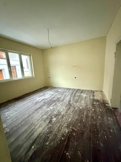 Casă individuală cu 4 camere cu Teren 313 Mp în Schei