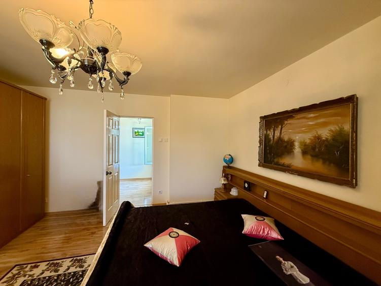 Casă cu 10 camere cu Teren 650 Mp în Călugareni