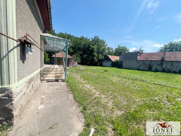 Casă individuală cu 3 camere cu Canalizare în Est