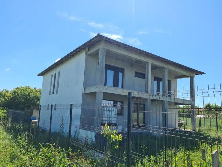 Casă cu 4 camere în Balotești