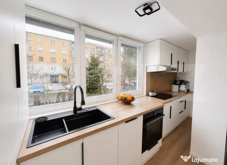 Apartament cu 3 camere semidecomandat în Central