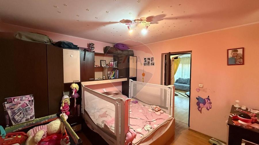 Casă individuală cu 5 camere cu Teren 500 Mp în Est