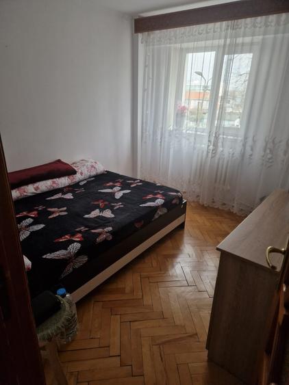Apartament cu 4 camere decomandat în Central