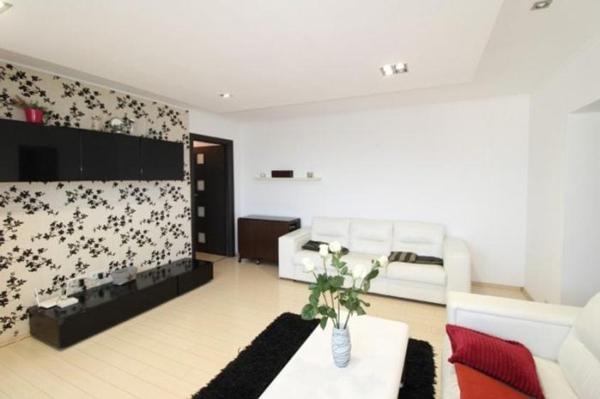 Apartament cu 3 camere semidecomandat, mobilat în Alexandru Obregia