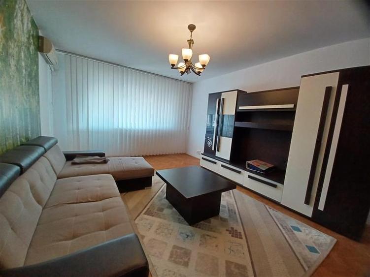 Apartament cu 3 camere decomandat, mobilat în Calea Victoriei