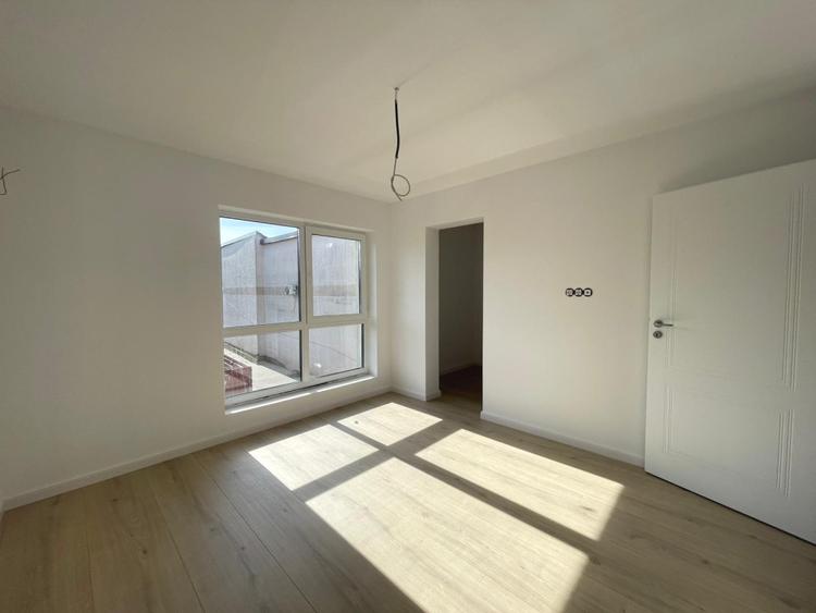 Duplex cu 4 camere cu Canalizare în Central