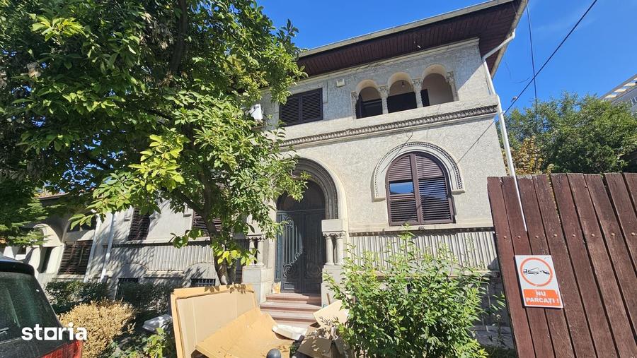 Casă cu 5 camere cu Teren 987 Mp în Moșilor