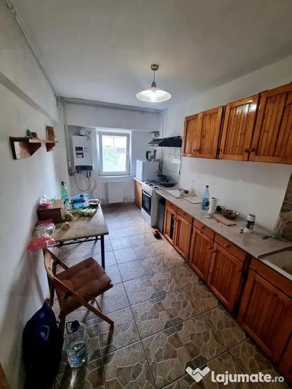 Apartament cu 4 camere decomandat în Est