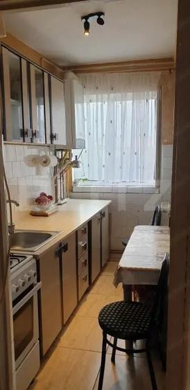 Apartament cu 3 camere semidecomandat, mobilat în Spitalul Județean