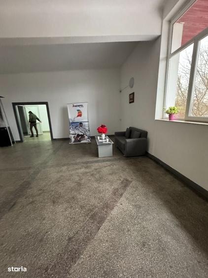 Spațiu comercial, de 300 mp, în Băjești