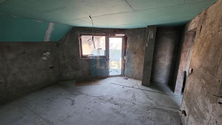 Casă cu 4 camere cu Garaj în Ostrovu Corbului