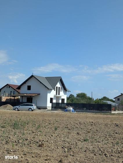 Casă cu 4 camere cu Teren 500 Mp în Măgura