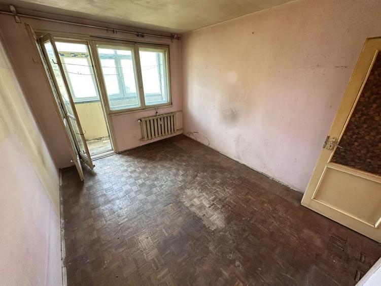 Apartament cu 3 camere semidecomandat în Victoriei