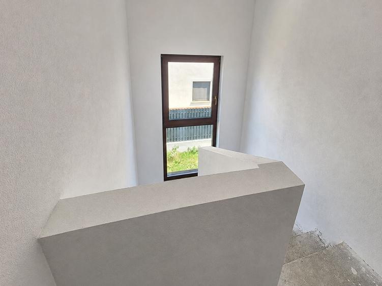 Casă individuală cu 4 camere cu Teren 300 Mp în Exterior Sud