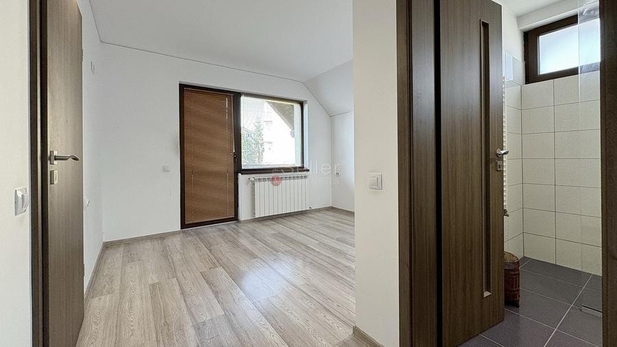 Casă individuală cu 9 camere cu Canalizare în Satulung