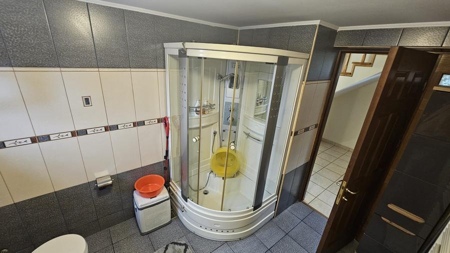 Casă individuală cu 5 camere cu Canalizare în Central