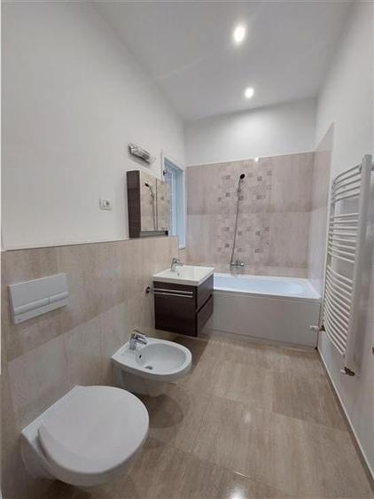 Apartament cu 5 camere semidecomandat, mobilat în Central