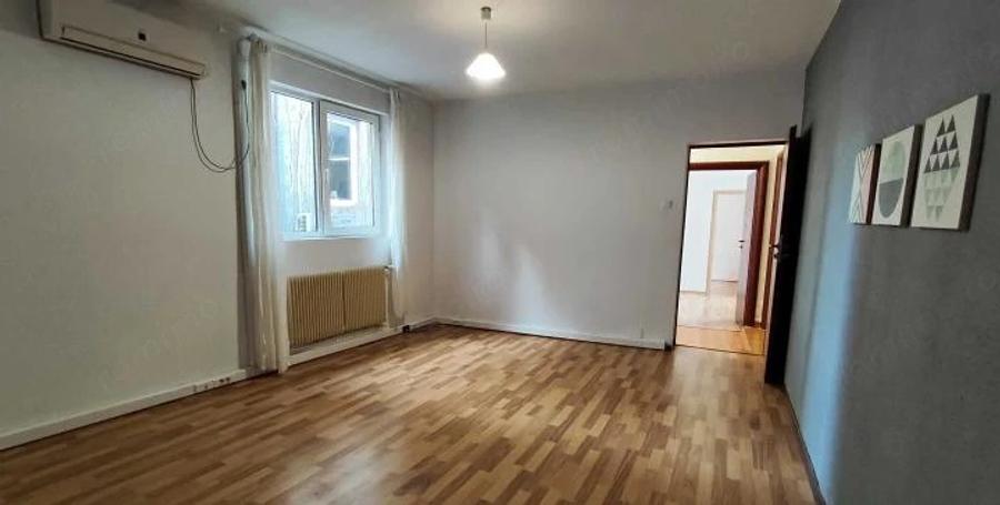 Casă cu 6 camere cu Teren 160 Mp în Dristor