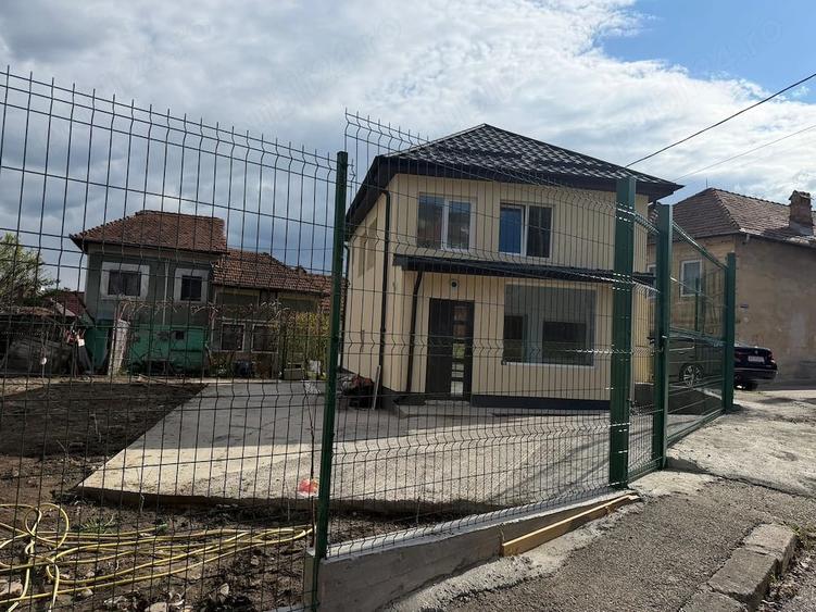 Casă cu Teren 250 Mp în Central