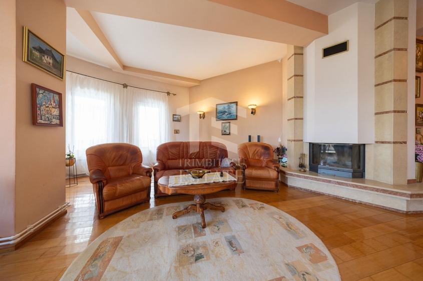 Casă individuală cu 8 camere cu Canalizare în Central
