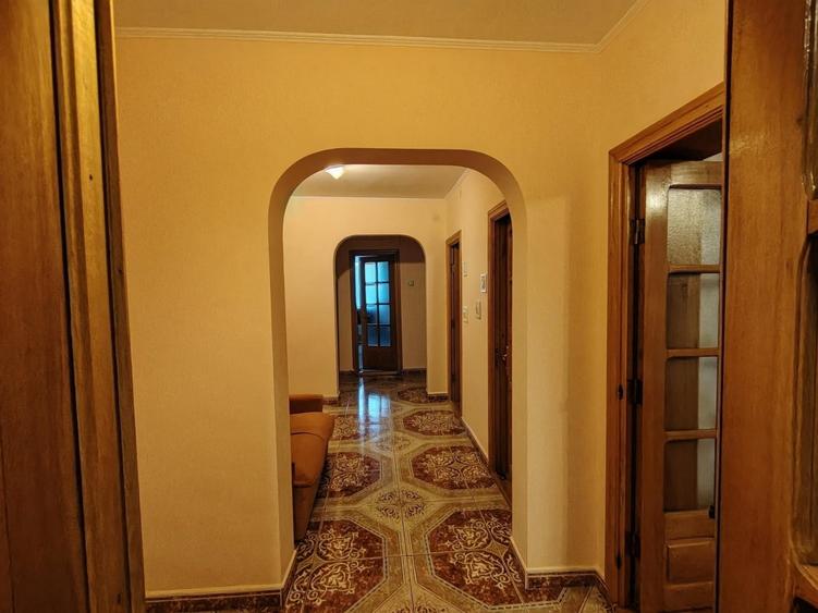 Apartament cu 5 camere decomandat, mobilat în Central